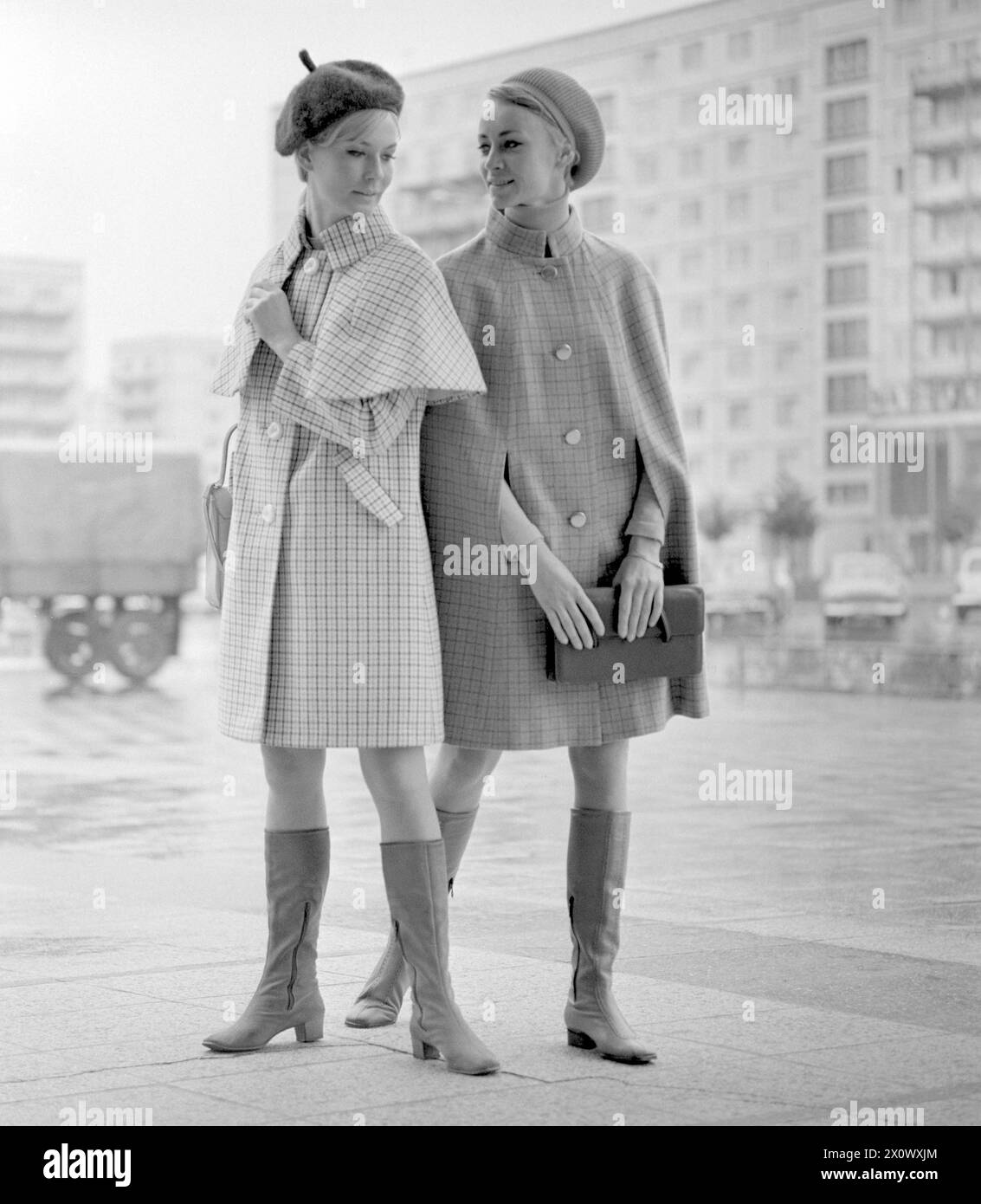 01.07.1971, Berlin, DDR - Werbeaufnahme für Modezeitschriften: Models tragen in der Stadt die neueste Herbst-Mode. 20-30 Jahre, 70er Jahre, Accessoires, Alltag, aussen, Aussenaufnahme, Bekleidung, Berlin, DDR, deutsch, deutsche Demokratische Republik, Deutschland, Europa, Europa, Mode, Frauen, Freizeit, Freudin, für dich, DDR, gemeinsam, Gesellschaft, Handtaschen, Herbst, Herbst-Mode, Herbstmode, Historie, historisch, Jacken, Jahreszeit, Kaukasierin, Kaukasisch, Kleidung, Kopfbedeckungen, Menschen, Modus, Modeaufnahme, Modekollektion, Modelle, Modeshooting, modisch, Muetzen, Personen, Stockfoto