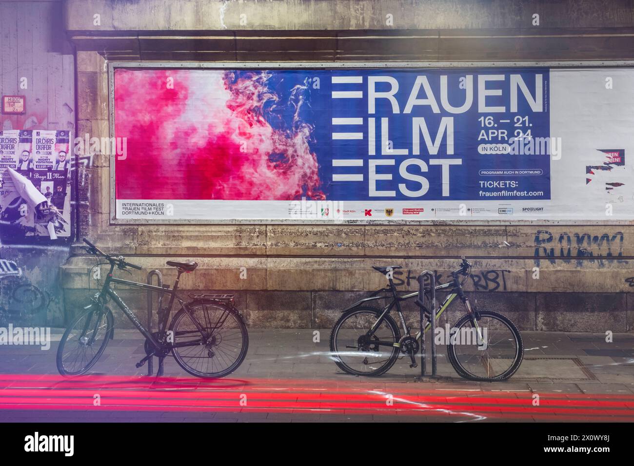 Plakate kündigen das Internationale Frauenfilmfest Dortmund Köln an, das in diesem jähr in Köln stattfindet *** Plakate kündigen das Internationale Frauenfilmfestival Dortmund Köln an, das dieses Jahr in Köln stattfindet Nordrhein-Westfalen Deutschland, Deutschland GMS11517 Stockfoto