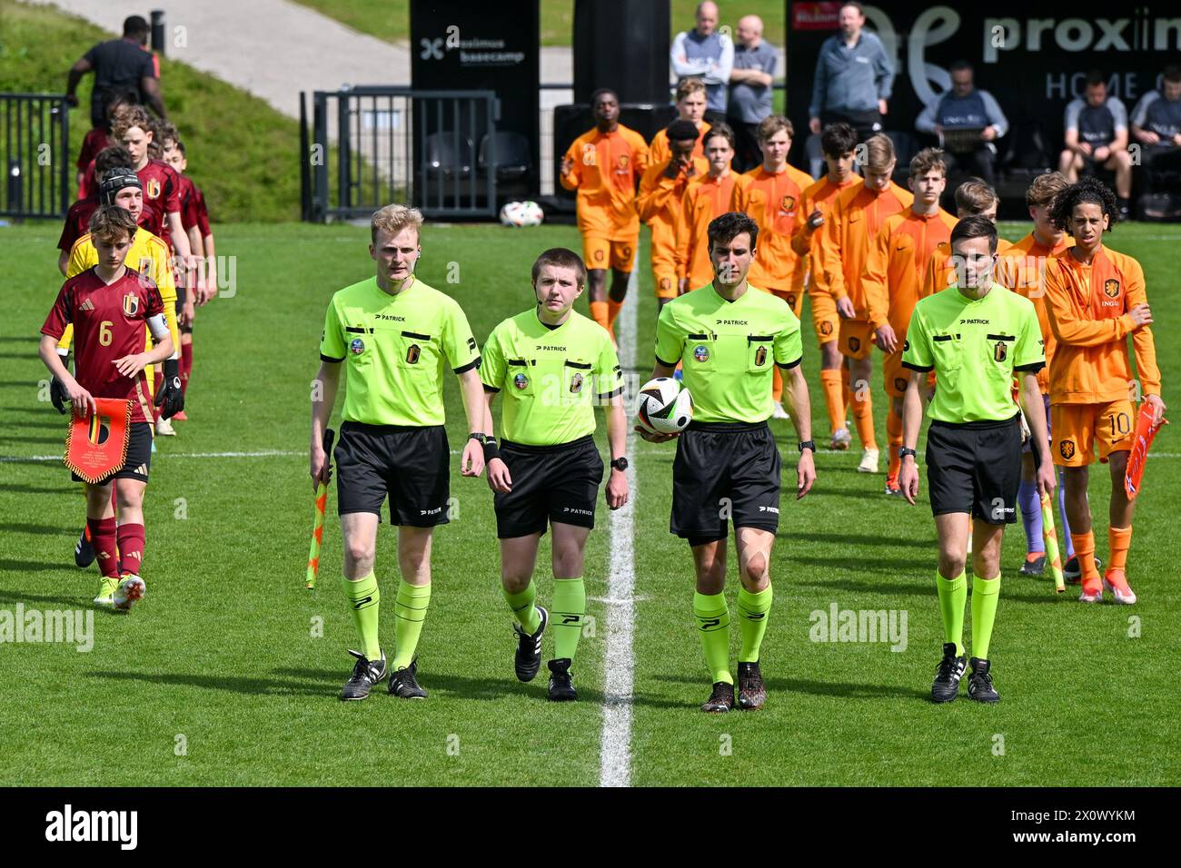Schiedsrichter Achille Laloux (Mitte) , Simon Demoen, Calvin Abdellah und Victor Ceulemans im Rahmen eines Freundschaftsspiels zwischen den U16-Futures-Nationalmannschaften der Niederlande und Belgiens am Samstag, den 13. April 2024 in Tubize , Belgien . FOTO SPORTPIX | David Catry Stockfoto