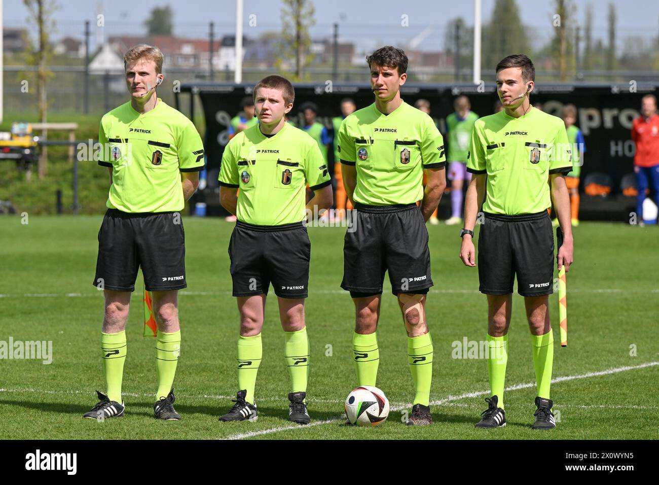 Schiedsrichter Achille Laloux (Mitte) , Simon Demoen (links) , Calvin Abdellah und Victor Ceulemans im Rahmen eines Freundschaftsspiels zwischen den U16-Futures-Nationalmannschaften der Niederlande und Belgiens am Samstag, den 13. April 2024 in Tubize , Belgien . FOTO SPORTPIX | David Catry Stockfoto