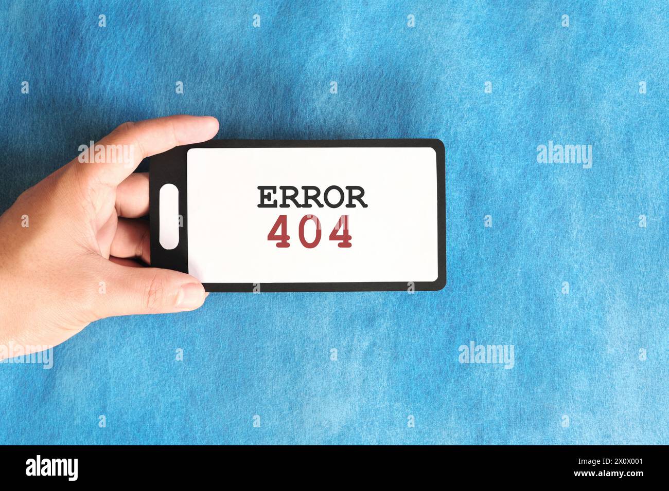 Hand hält ein Mobiltelefon mit Fehler 404 oder Hinweis zur Anzeige der Seite nicht gefunden. Stockfoto