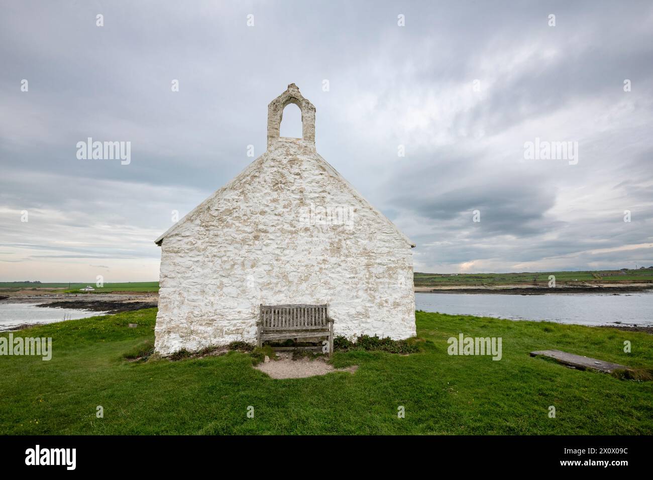 St Cwyfan's Church in Porth Cwyfan bei Aberffraw, Anglesey, Nordwales. Stockfoto