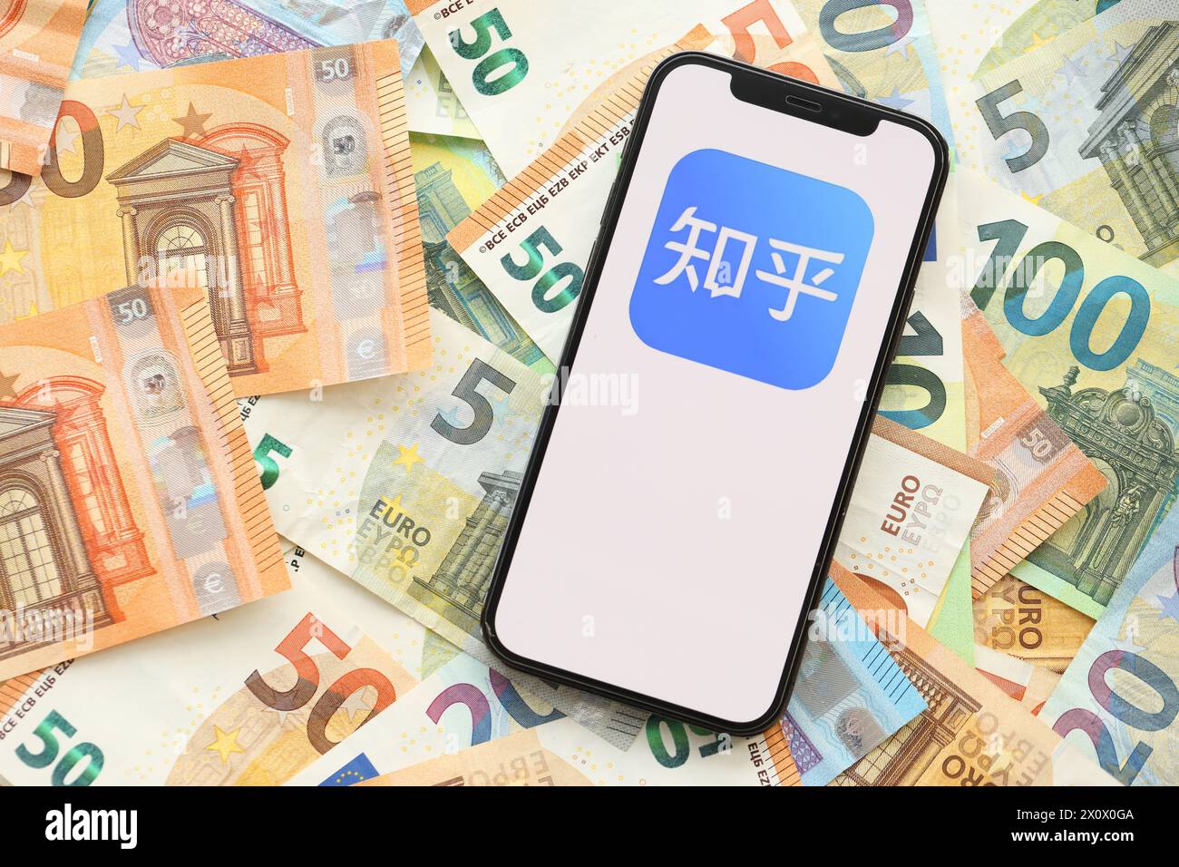KIEW, UKRAINE 1. APRIL 2024 ZhihuSymbol auf dem Smartphone