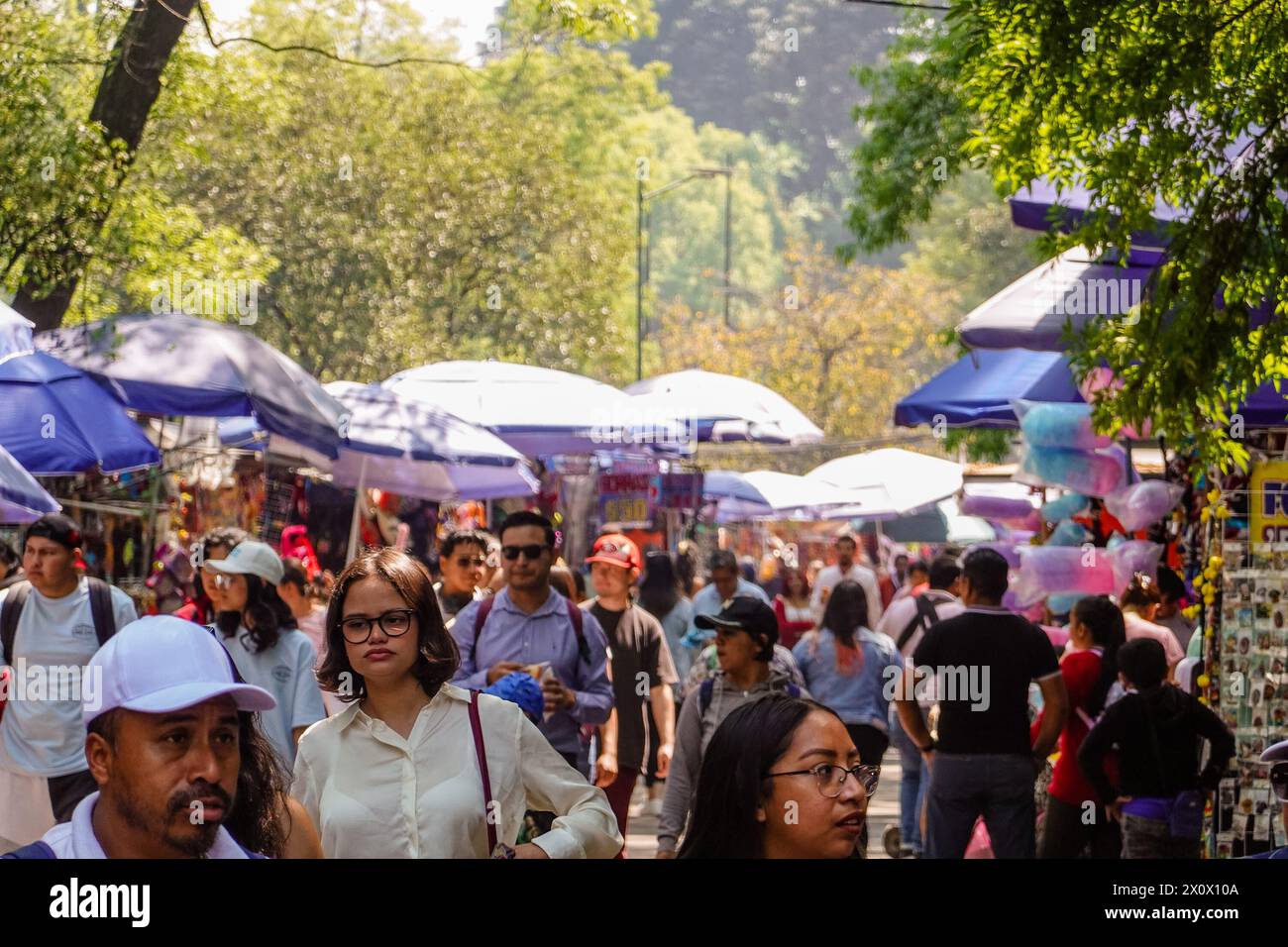 Touristen und Einheimische genießen einen Sonntagnachmittag im Chapultepec Park in Mexiko-Stadt. Der Chapultepec Park im Herzen von Mexiko-Stadt ist einer der größten städtischen Parks in der westlichen Hemisphäre mit weitläufigen Grünflächen, historischen Wahrzeichen und kulturellen Attraktionen. Als beliebter Erholungsort bietet es seinen Besuchern eine ruhige Zuflucht vom Hektik der Stadt und ist gleichzeitig ein Drehkreuz für Outdoor-Aktivitäten, Picknicks und kulturelle Veranstaltungen. Stockfoto