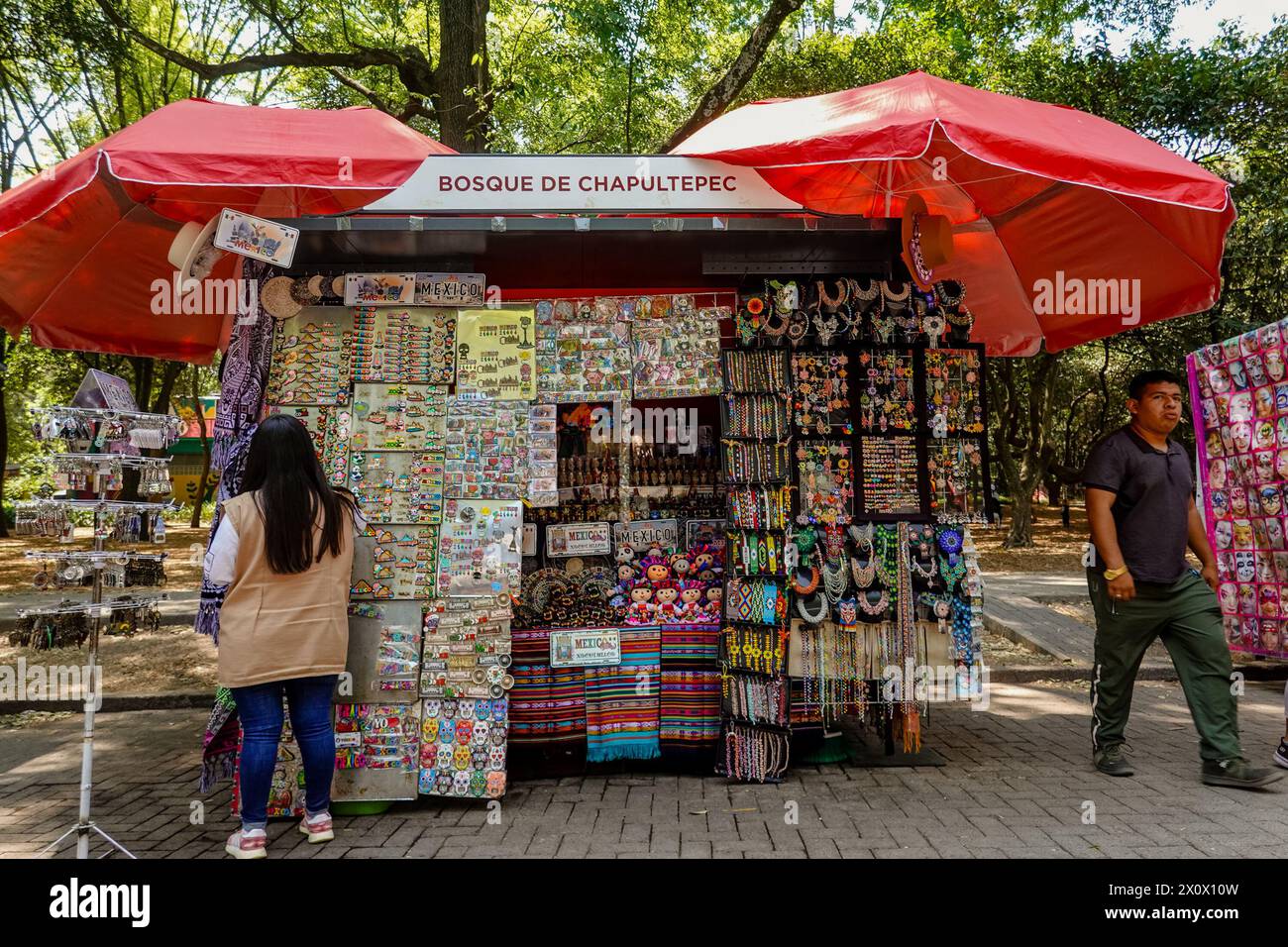 Touristen und Einheimische genießen einen Sonntagnachmittag im Chapultepec Park in Mexiko-Stadt. Der Chapultepec Park im Herzen von Mexiko-Stadt ist einer der größten städtischen Parks in der westlichen Hemisphäre mit weitläufigen Grünflächen, historischen Wahrzeichen und kulturellen Attraktionen. Als beliebter Erholungsort bietet es seinen Besuchern eine ruhige Zuflucht vom Hektik der Stadt und ist gleichzeitig ein Drehkreuz für Outdoor-Aktivitäten, Picknicks und kulturelle Veranstaltungen. Stockfoto