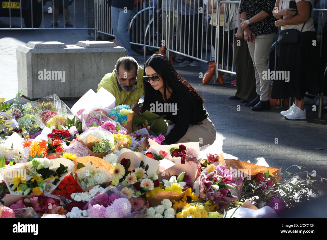 Sydney, Australien. April 2024. Der Tatort von Westfield Bondi Junction ist immer noch von der Polizei gesperrt und die Leute lassen Blumen im Einkaufszentrum gegenüber, nachdem ein geistig kranker Messerangreifer, der 40-jährige Joel Cauchi, einen Amoklauf begangen hat und 6 Menschen getötet hat. Richard Milnes/Alamy Live News Stockfoto