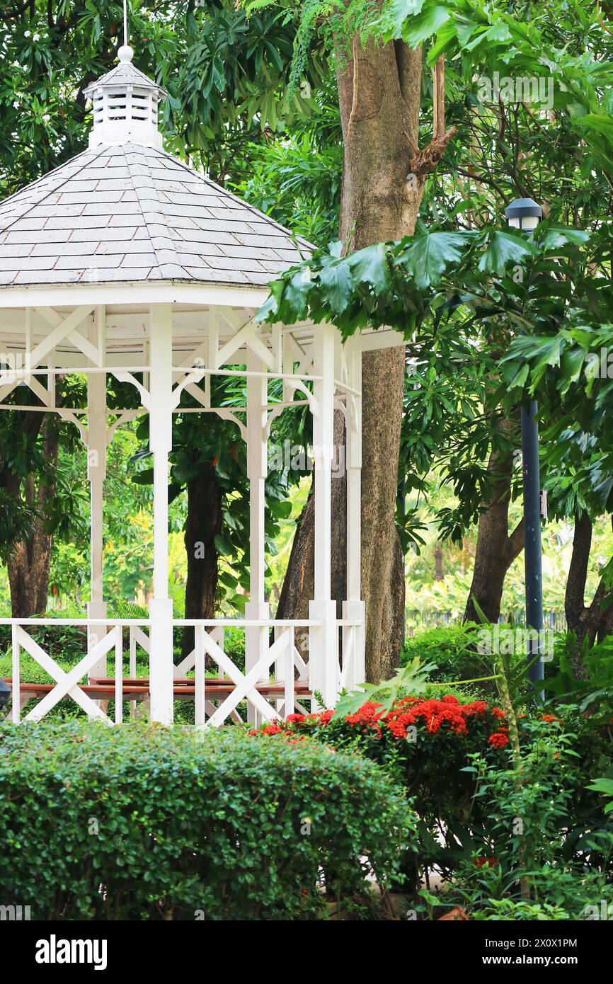 Wunderschöner weißer hölzerner Pavillon im Garten Stockfoto