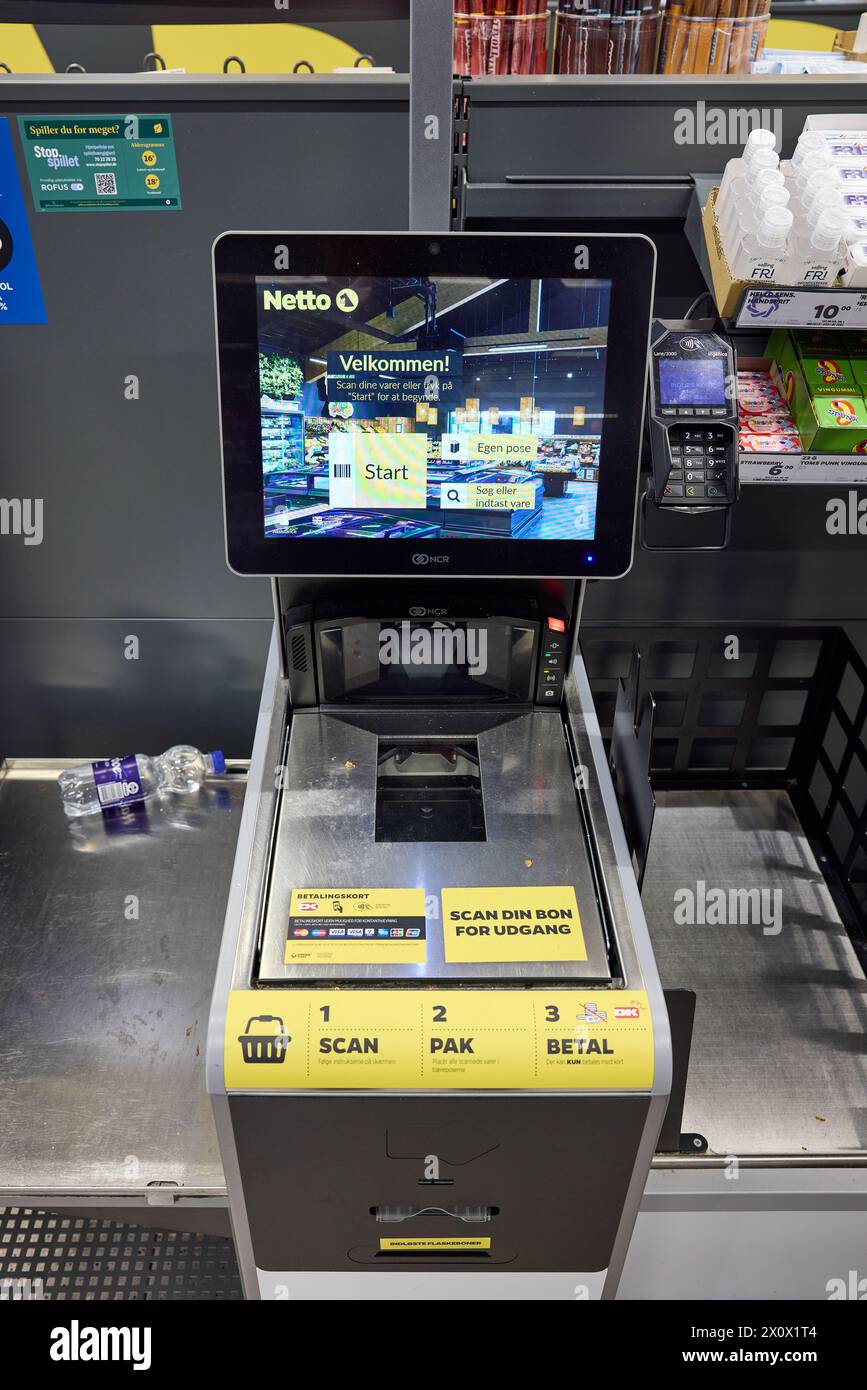 Selbstbedienungskasse in der dänischen Supermarktkette Netto; Kopenhagen, Dänemark Stockfoto