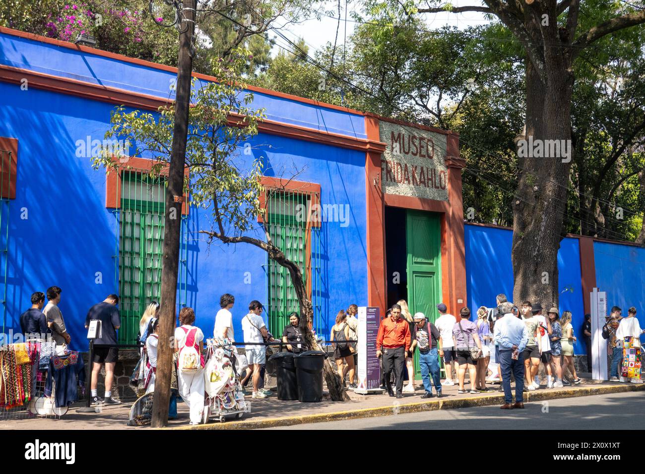 Besucher warten in der Warteschlange vor dem Frida Kahlo Blue House Museum. Das Frida Kahlo Blue House Museum in Mexiko-Stadt ist die ehemalige Heimat der berühmten Künstlerin Frida Kahlo. Es bietet Besuchern einen Einblick in Kahlos Leben und Kunst und zeigt ihre persönlichen Gegenstände, Kunstwerke und die lebendige Atmosphäre, die ihre ikonischen Werke inspiriert hat. Stockfoto
