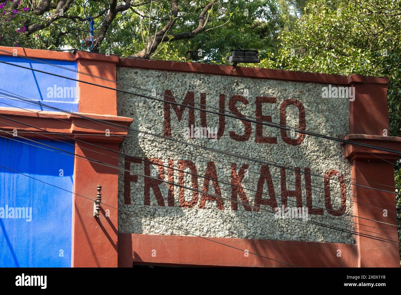 Schild über dem Eingang zum Frida Kahlo Blue House Museum. Das Frida Kahlo Blue House Museum in Mexiko-Stadt ist die ehemalige Heimat der berühmten Künstlerin Frida Kahlo. Es bietet Besuchern einen Einblick in Kahlos Leben und Kunst und zeigt ihre persönlichen Gegenstände, Kunstwerke und die lebendige Atmosphäre, die ihre ikonischen Werke inspiriert hat. Stockfoto