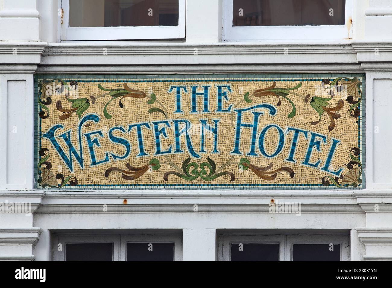 Mosaikschild auf dem ehemaligen Western Hotel, heute Paris House Pub (Le Pub), Western Road, Hove. Stockfoto