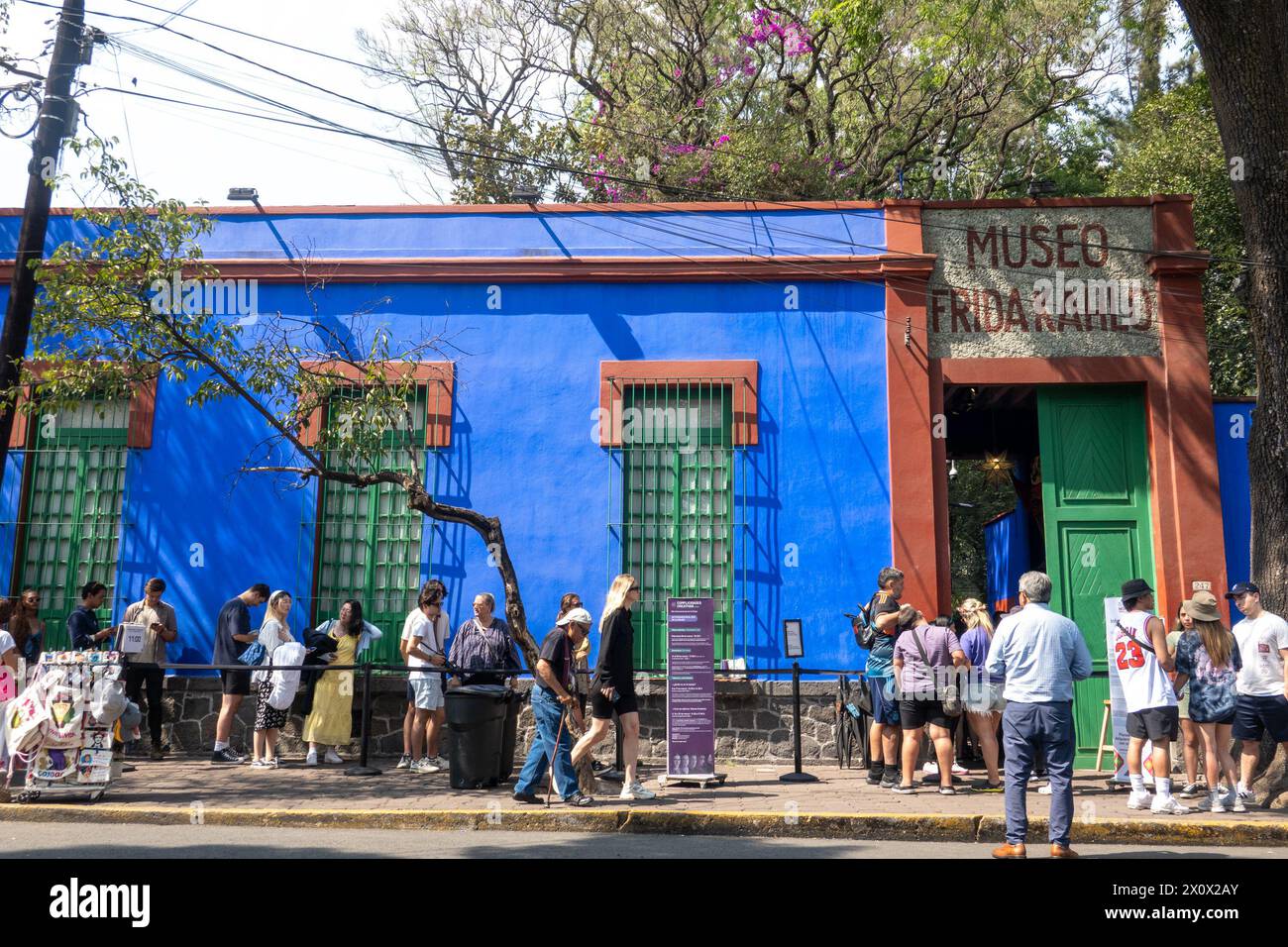 Besucher warten in der Warteschlange vor dem Frida Kahlo Blue House Museum. Das Frida Kahlo Blue House Museum in Mexiko-Stadt ist die ehemalige Heimat der berühmten Künstlerin Frida Kahlo. Es bietet Besuchern einen Einblick in Kahlos Leben und Kunst und zeigt ihre persönlichen Gegenstände, Kunstwerke und die lebendige Atmosphäre, die ihre ikonischen Werke inspiriert hat. (Foto: Shawn Goldberg / SOPA Images/SIPA USA) Stockfoto