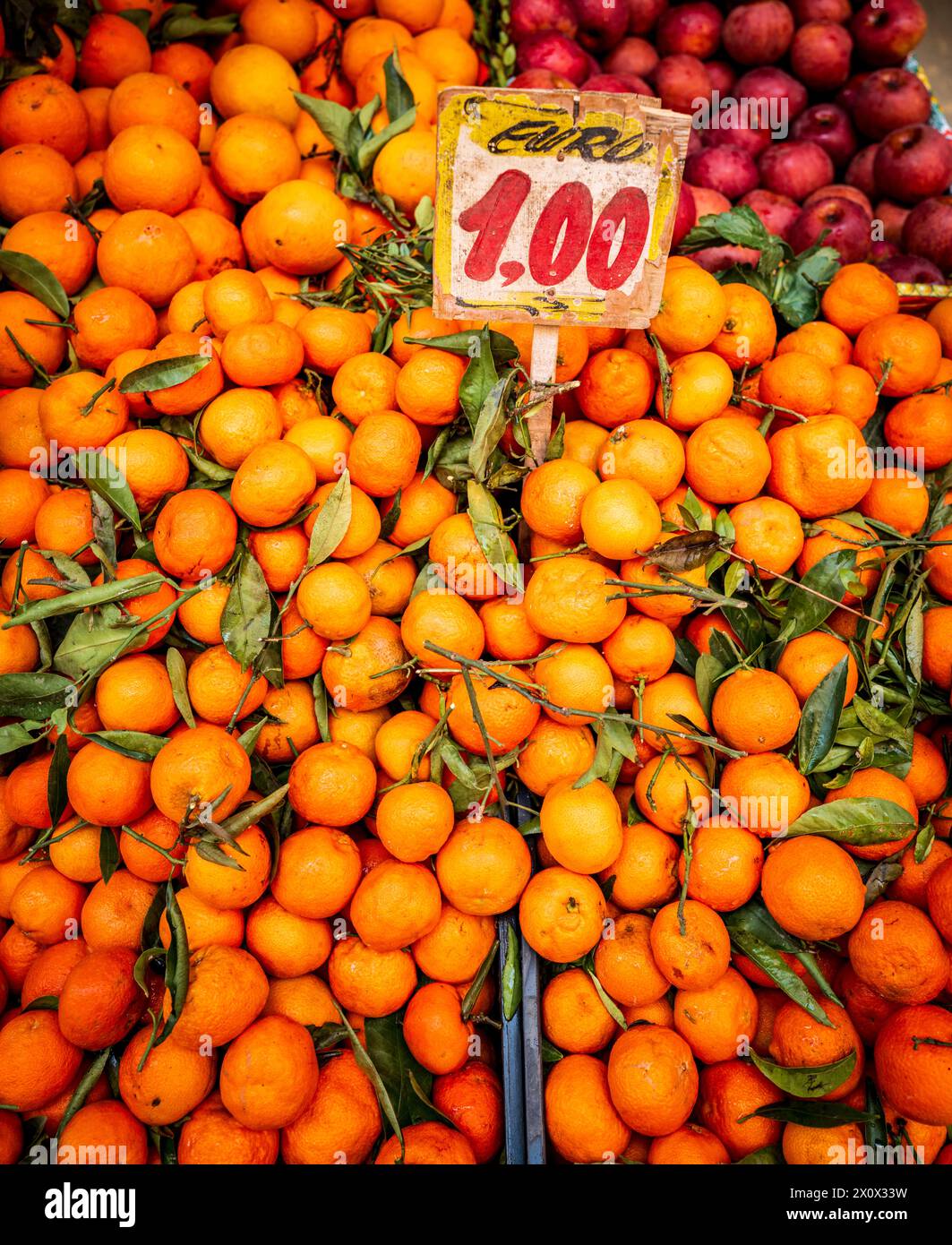 Laden Sie lokale frische Itangen im Spanischen Viertel, Neapel, Italien Stockfoto