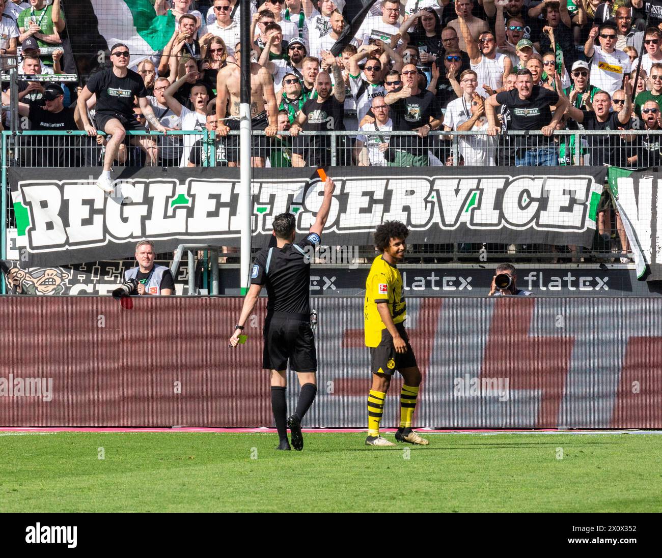 Sport, Fußball, Bundesliga, 2023/2024, Borussia Mönchengladbach vs. BVB Borussia Dortmund 1-2, Stadion Borussia Park, Karim David Adeyemi (BVB) schickt ab, zweite gelbe Karte von Schiedsrichter Florian Badstuebner, DFL-VORSCHRIFTEN VERBIETEN JEDE VERWENDUNG VON FOTOGRAFIEN ALS BILDSEQUENZEN UND/ODER QUASI-VIDEO Stockfoto