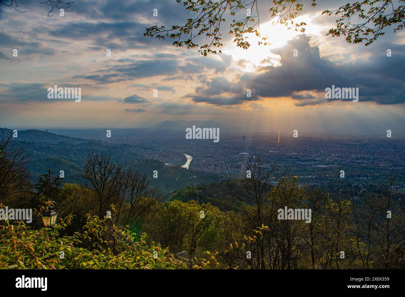 Beeindruckender Blick auf Turin in der Abenddämmerung vom Mont Superga Stockfoto