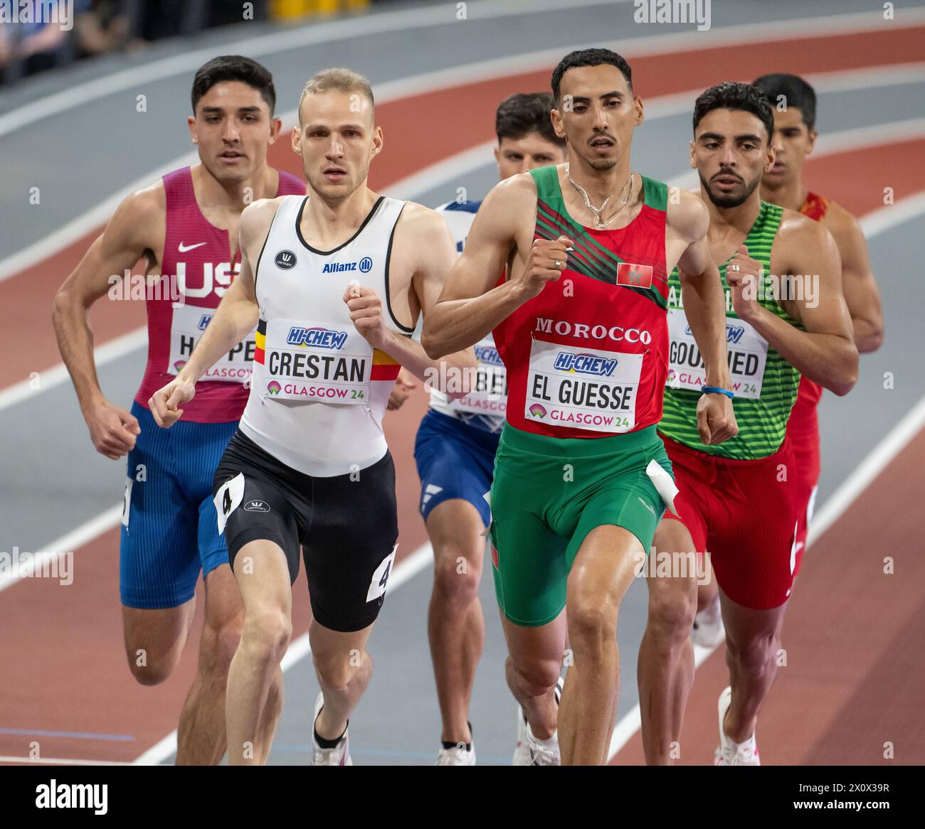 Eliott Crestan aus Belgien und Abdelati El Guesse aus Marokko traten am 2. Tag im 800-m-Halbfinale bei der Leichtathletik-Hallenweltmeisterschaft EMI an Stockfoto