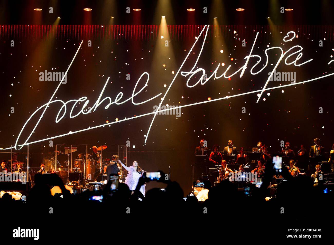 Isabel Pantoja live bei eime Konzert Ihrer Gira 50 Anviersario -Tour im Wizink Center. Madrid, 13.04.2024 *** Isabel Pantoja live bei einem Konzert ihrer Gira 50 Anviersario Tour im Wizink Center Madrid, 13 04 2024 Foto:xDyDxFotografosx/xFuturexImagex pantoja 4401 Stockfoto