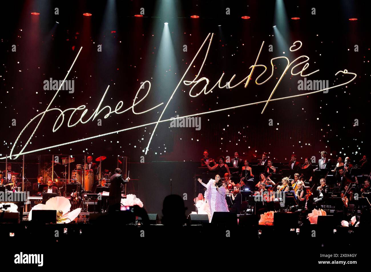 Isabel Pantoja live bei eime Konzert Ihrer Gira 50 Anviersario -Tour im Wizink Center. Madrid, 13.04.2024 *** Isabel Pantoja live bei einem Konzert ihrer Gira 50 Anviersario Tour im Wizink Center Madrid, 13 04 2024 Foto:xDyDxFotografosx/xFuturexImagex pantoja 4402 Stockfoto