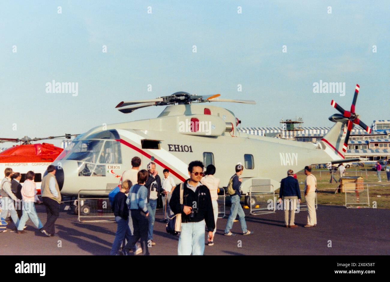 European Helicopter Industries EH101-Modell auf der Farnborough International Airshow 1986. Entwickelt zum AgustaWestland AW101, der erstmals 1987 flog. Anglo-italienisches Partnerschaftsprogramm für die britische und italienische Luftwaffe und Marine. Benannt nach Merlin vom britischen Militär. Die ursprüngliche Bezeichnung war EHI 01, von dem Namen, den das anglo-italienische Joint Venture – European Helicopter Industries – erhielt, aber ein Transkriptionsfehler änderte dies in EH101. 2000 fusionierten Westland Helicopters und Agusta zu AgustaWestland, was zur heutigen Bezeichnung des Typs führte. Stockfoto