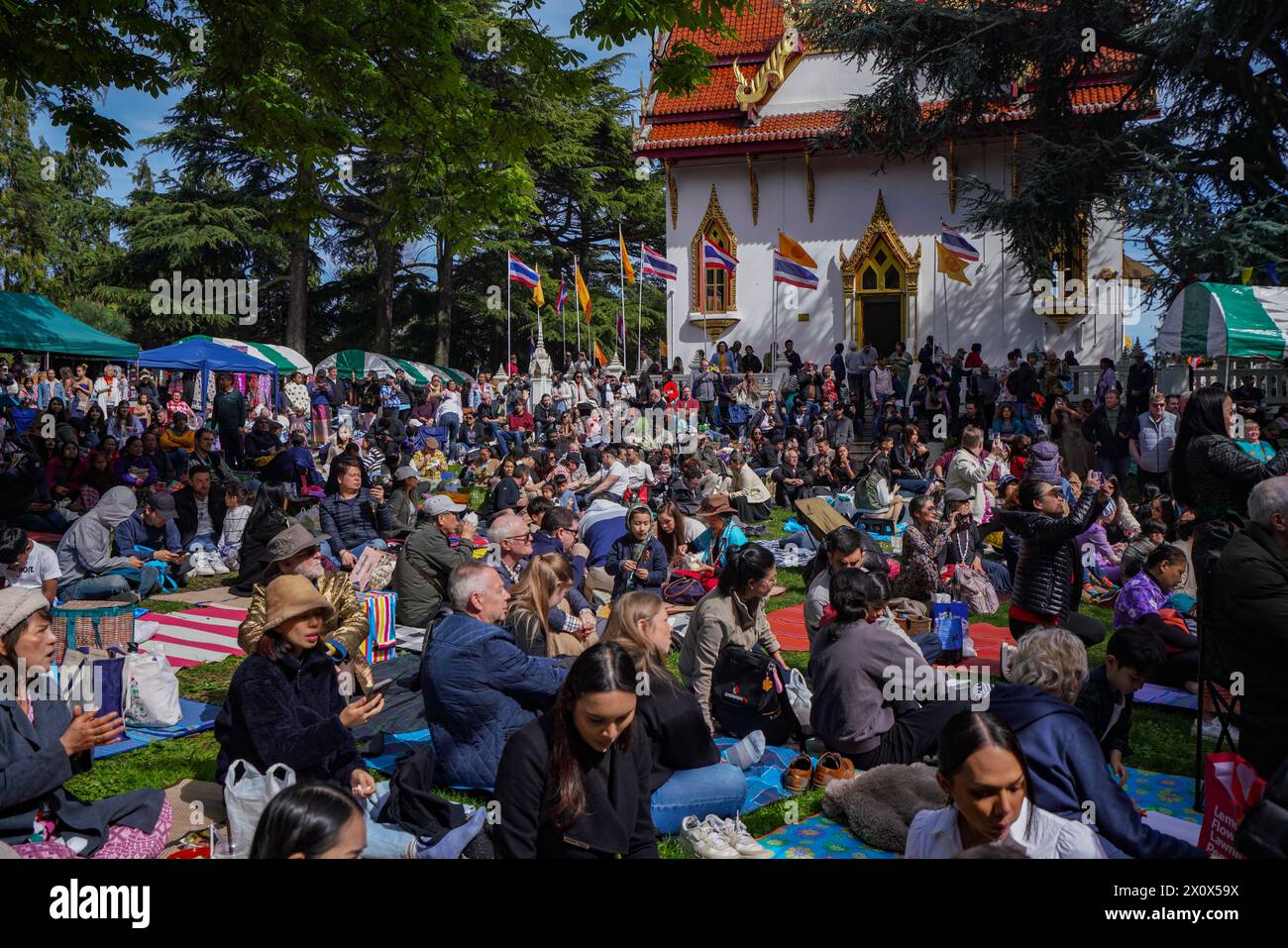 London 14 April 2024 . Große Menschenmassen picknicken und genießen Sie die Feierlichkeiten beim jährlichen Songkran Thai Neujahrsfest im Buddhapadipa Tempel in Wimbledon mit Segen und buddhistischen Gottesdiensten. Quelle: amer Gazzal/Alamy Live News Stockfoto