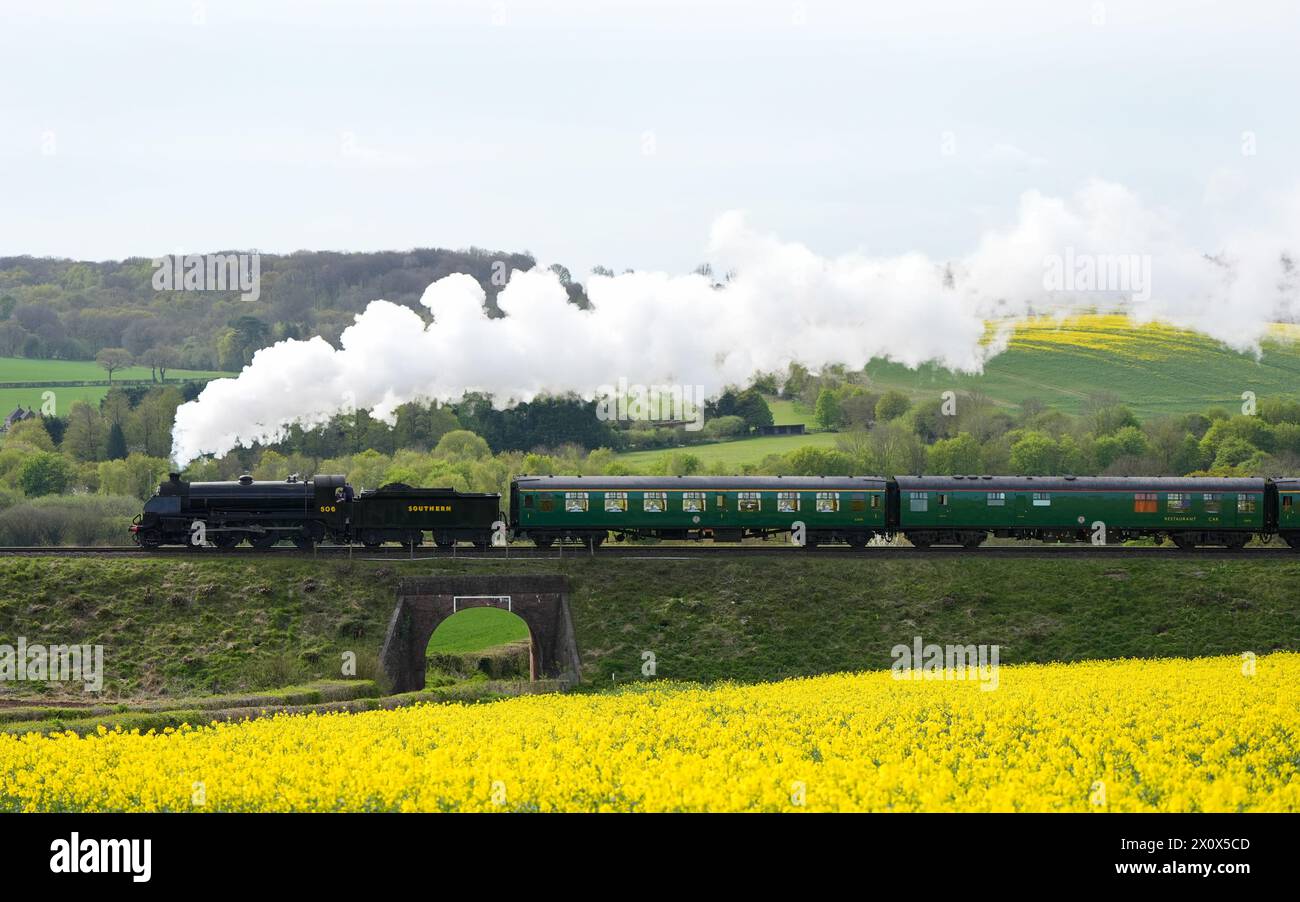 Die Dampflokomotive der S15-Klasse 506 fährt entlang der Mid Hants Railway, auch bekannt als Watercress Line, in der Nähe von Ropley in Hampshire. Bilddatum: Sonntag, 14. April 2024. Stockfoto