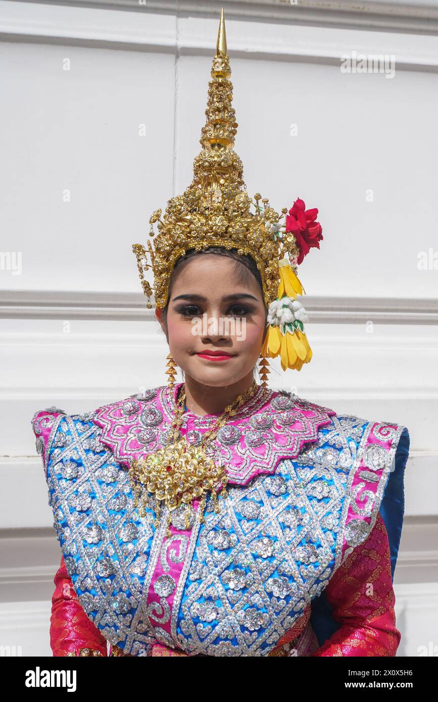 London 14 April 2024 . Eine Tänzerin in traditioneller thailändischer Tracht tritt beim jährlichen Songkran Thai Neujahrsfest im Buddhapadipa Tempel in Wimbledon mit Segen und buddhistischen Gottesdiensten auf. Quelle: amer Gazzal/Alamy Live News Stockfoto