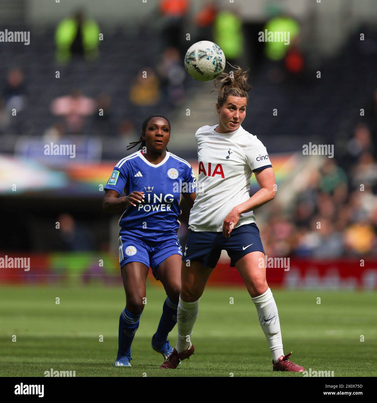 London, Großbritannien. April 2024. Amanda Nildn of Spurs Women wird am 14. April 2024 im Tottenham Hotspur Stadium in London von Deanne Rose von Leicester City Women beim Halbfinalspiel des FA Cup der Frauen zwischen Tottenham Hotspur Women und Leicester City Women herausgefordert. Foto von Ken Sparks. Nur redaktionelle Verwendung, Lizenz für kommerzielle Nutzung erforderlich. Keine Verwendung bei Wetten, Spielen oder Publikationen eines einzelnen Clubs/einer Liga/eines Spielers. Quelle: UK Sports Pics Ltd/Alamy Live News Stockfoto