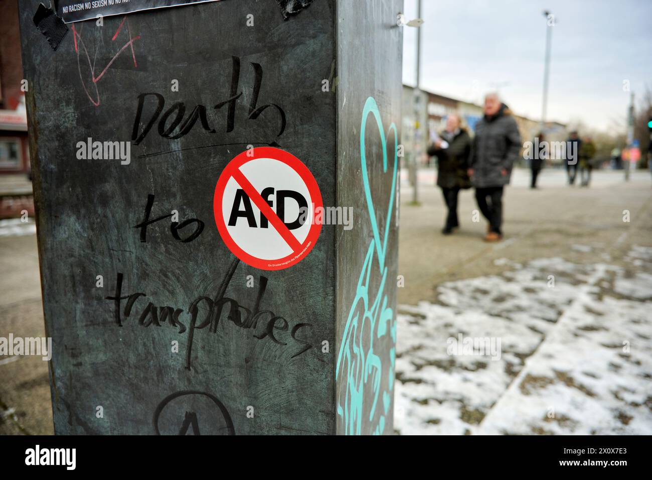 Ein Anti AfD Aufkleber in Rot und weiß in Strßenschildsymbolik für ein Verbotsschild klebt an
