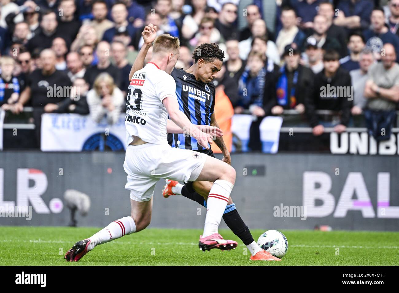 Zeno Van den Bosch aus Antwerpen und Antonio Nusa aus dem Club in Aktion während eines Fußballspiels zwischen Club Brugge KV und Royal Antwerp FC, Sonntag, den 14. April 2024 in Brügge, am 3. Tag (von 10) der Play-offs der Champions in der ersten Liga der Jupiler Pro League 2023-2024 der belgischen Meisterschaft. BELGA FOTO TOM GOYVAERTS Stockfoto