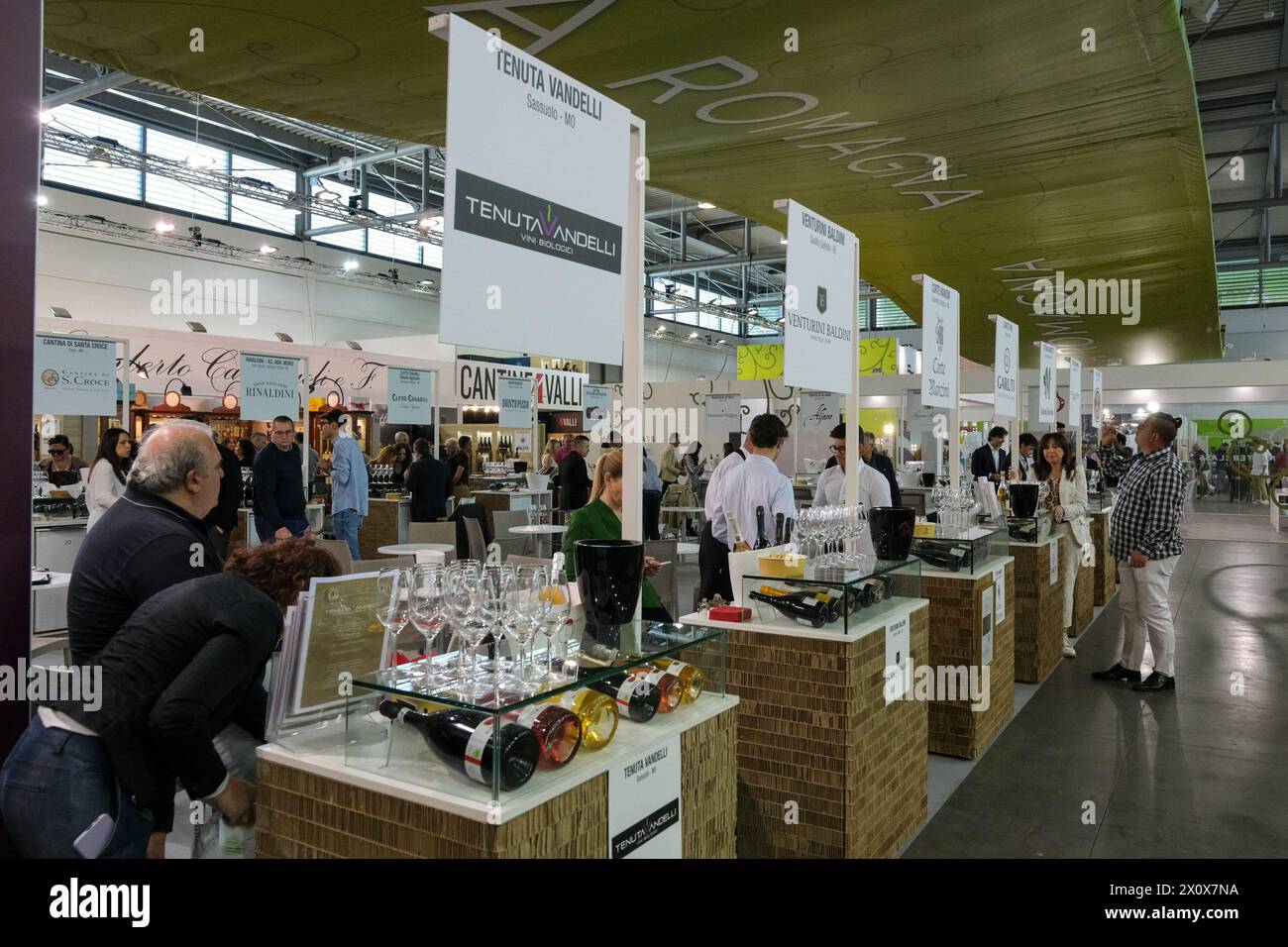 Verona, Italien. April 2024. Allgemeine Ansicht des Pavillons Emilia Romagna auf der 56. Ausgabe der Vinitaly, Internationale Ausstellung von Wein und Spirituosen in Verona am 14. April 2024 in Verona. Italien Credit: Roberto Tommasini/Alamy Live News Stockfoto