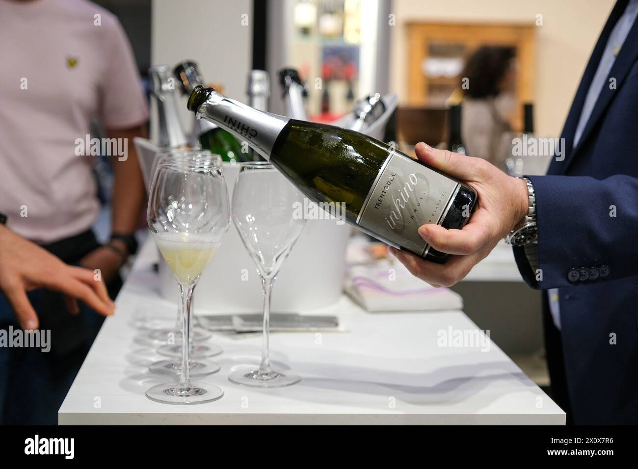 Verona, Italien. April 2024. Ein Glas DOC-Wein aus Trient wird von Sommeliers auf der 56. Ausgabe der Vinitaly, Internationale Ausstellung von Wein und Spirituosen in Verona am 14. April 2024 in Verona serviert. Italien Credit: Roberto Tommasini/Alamy Live News Stockfoto