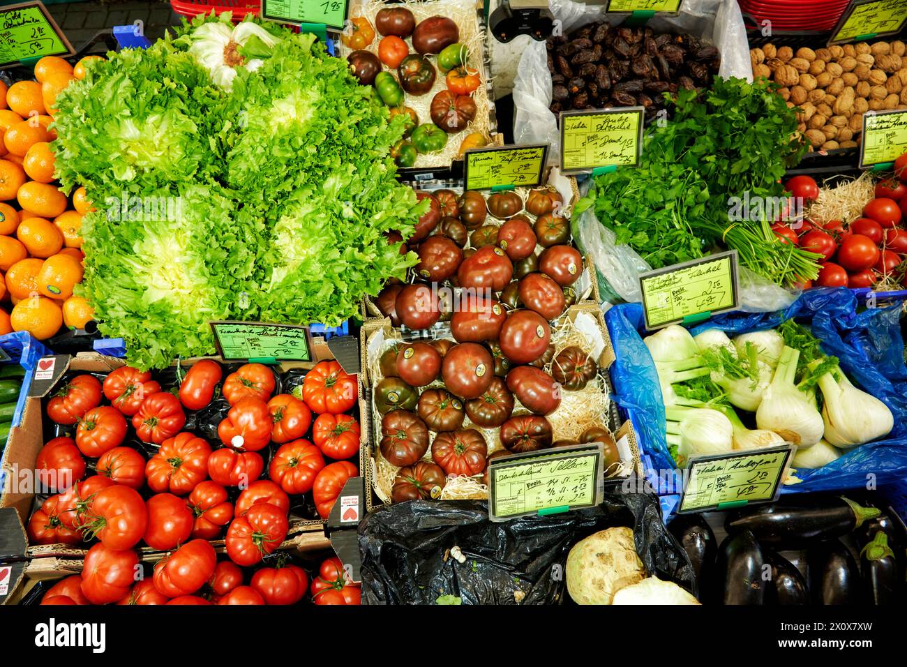 Reichhaltige Obst- und Gemüseauswahl an einem Marktstand. Stockfoto