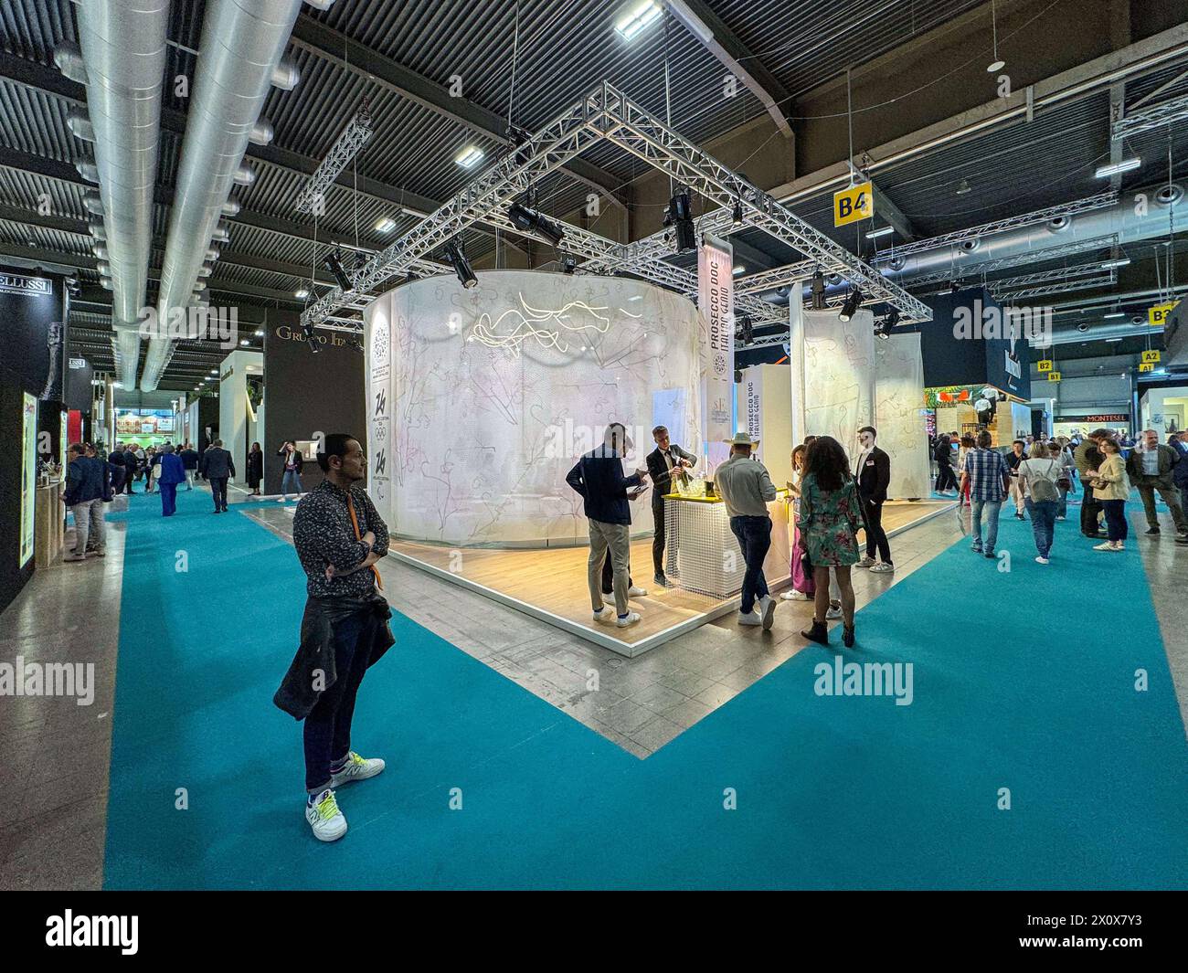 Verona, Italien. April 2024. Allgemeine Ansicht des expo-Pavillons auf der 56. Ausgabe der Vinitaly, Internationale Ausstellung von Wein und Spirituosen in Verona am 14. April 2024 in Verona. Italien Credit: Roberto Tommasini/Alamy Live News Stockfoto