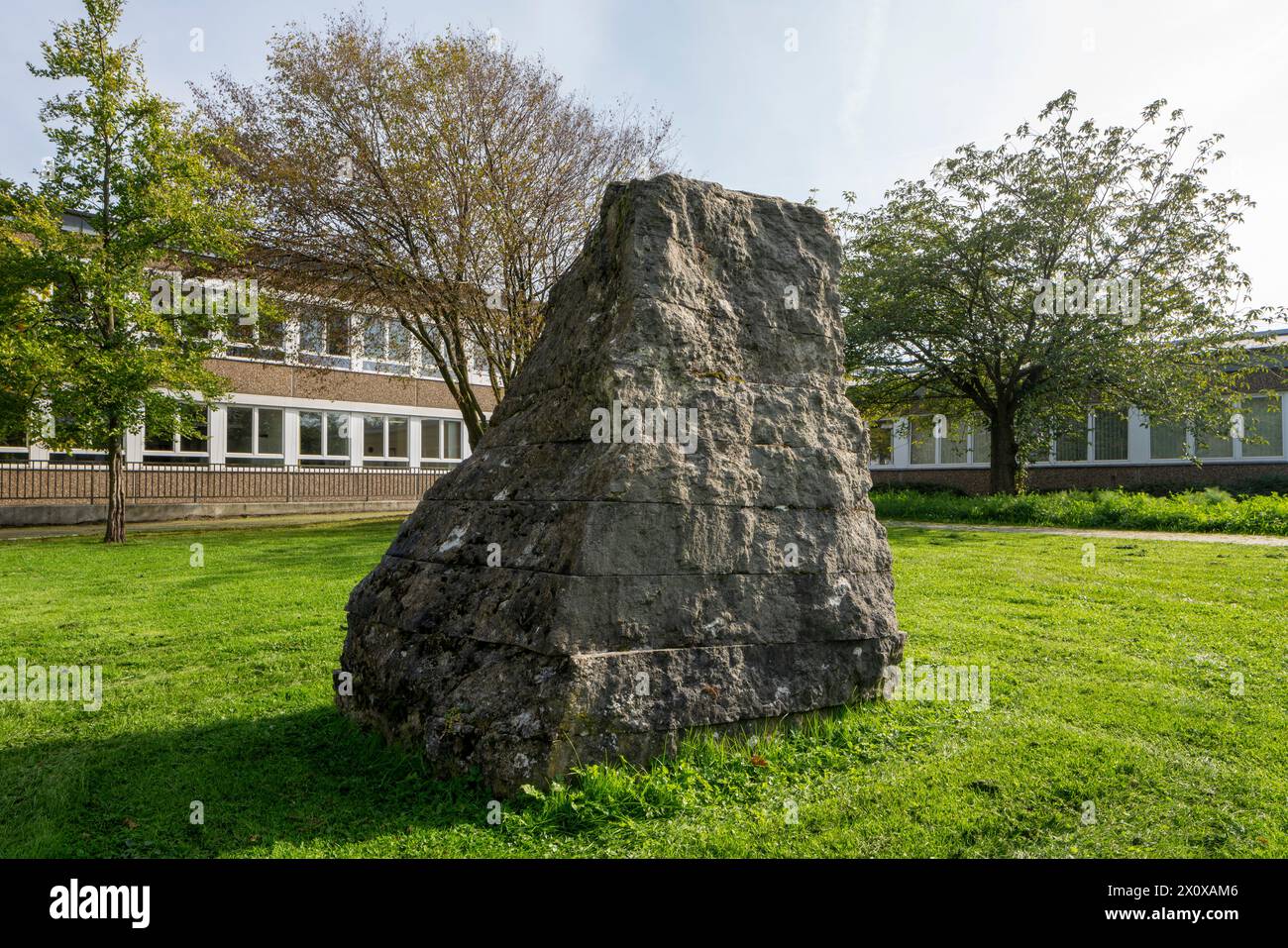 Krefeld, Kunst im öffentlichen Raum: Ulrich Rückriem: „Ohne Titel“, ehem. Ter-Meer-Schule, Uerdingen, 1972, Objekt-Nummer 490 Stockfoto