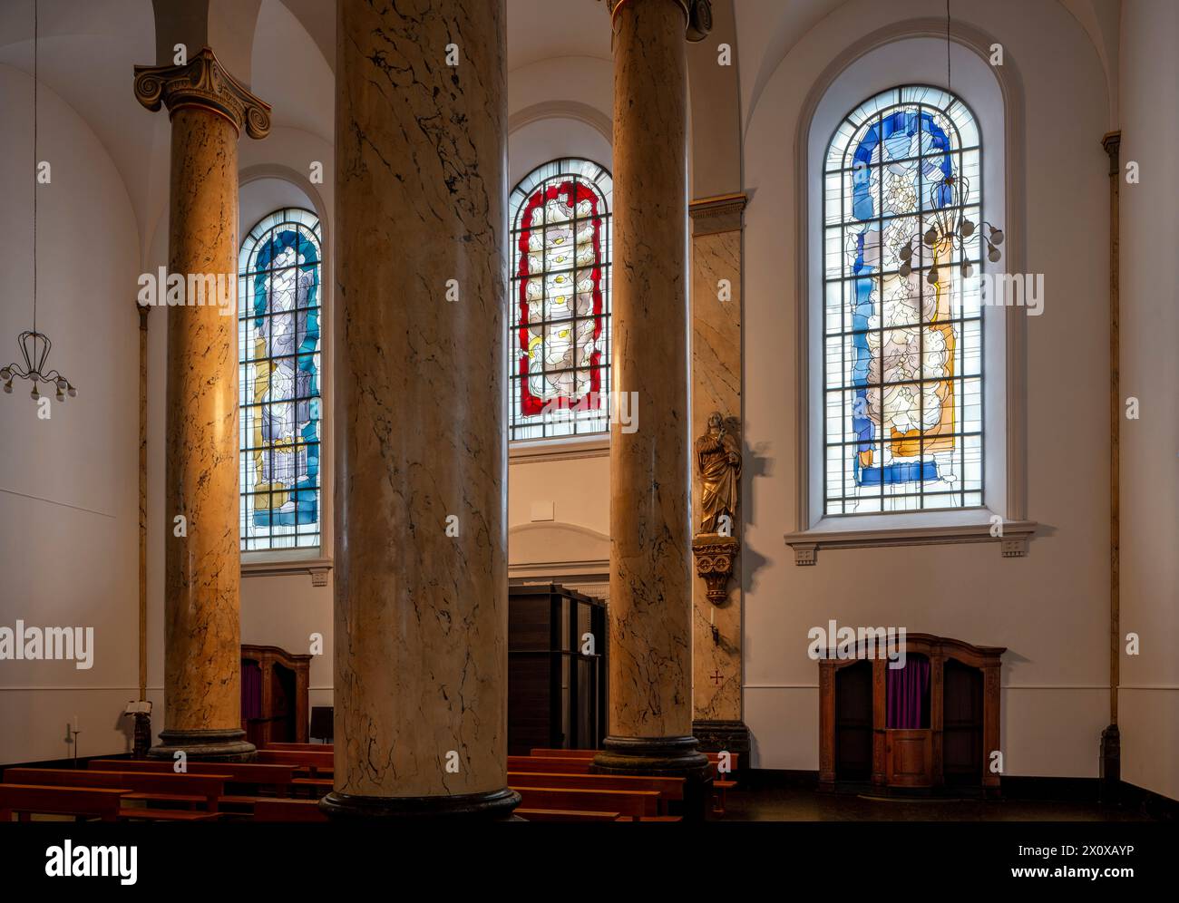 Krefeld, Dionysiuskirche, Kunst im öffentlichen Raum: Hubert Spierling, Fenster im südlichen Querschiff, Mannasegen, Abendmahl und Brotvermehrung, 197 Stockfoto