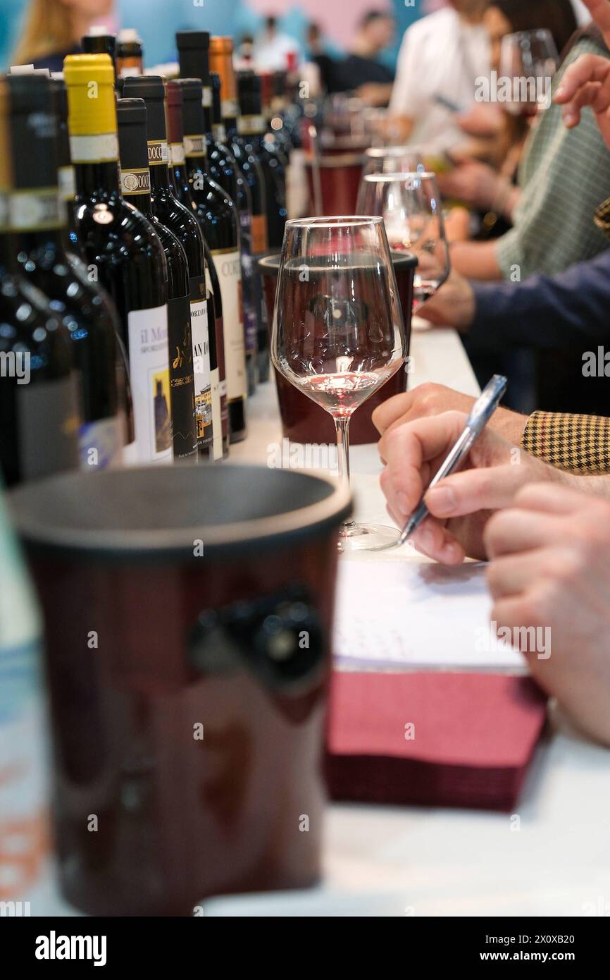 News - 56. Ausgabe der Vinitaly - Internationale Ausstellung für Wein und Spirituosen Vinitaly Besucher bewerten die Weine, die auf der 56. Ausgabe der Vinitaly, Internationale Ausstellung für Wein und Spirituosen in Verona am 14. April 2024 in Verona verkostet wurden. Italien Verona Veronafiere Italien Copyright: XRobertoxTommasinix/xLiveMediax LPN 1310183 Stockfoto