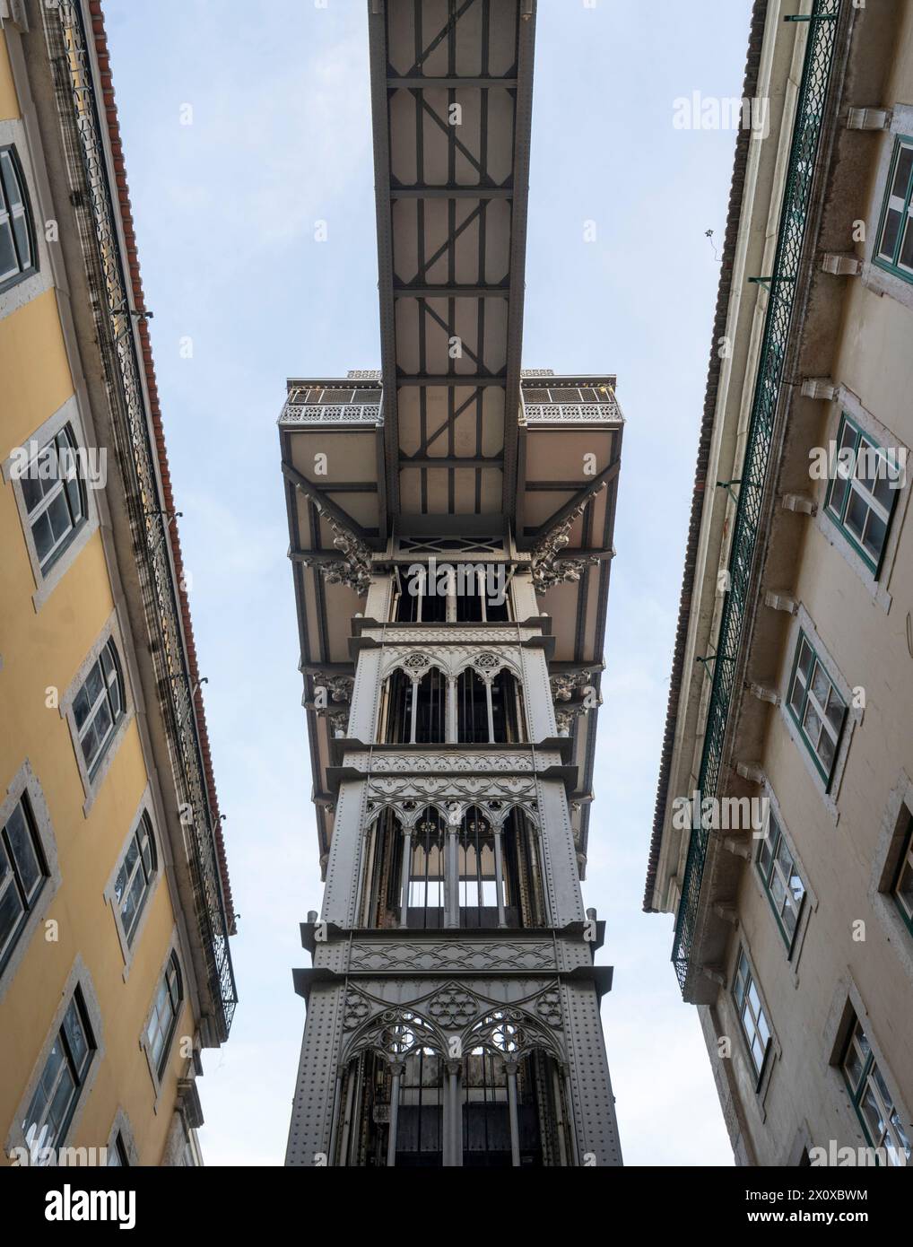 Lissabon, Elevador de Santa Justa, Aufzug in die Oberstadt Bairro Alto, 1902 nach Plänen des Ingenieurs Raoul Mesnier de Ponsard erbaut Stockfoto