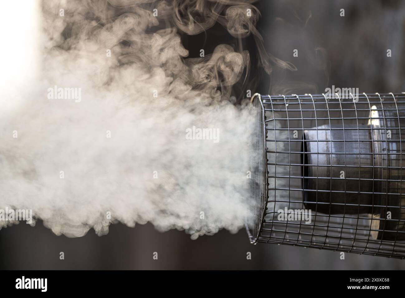 Emissionen aus einem ölgefeuerten Kessel, der zur Zentralheizung in einem ländlichen Haus verwendet wird. North Yorkshire, Großbritannien. Stockfoto