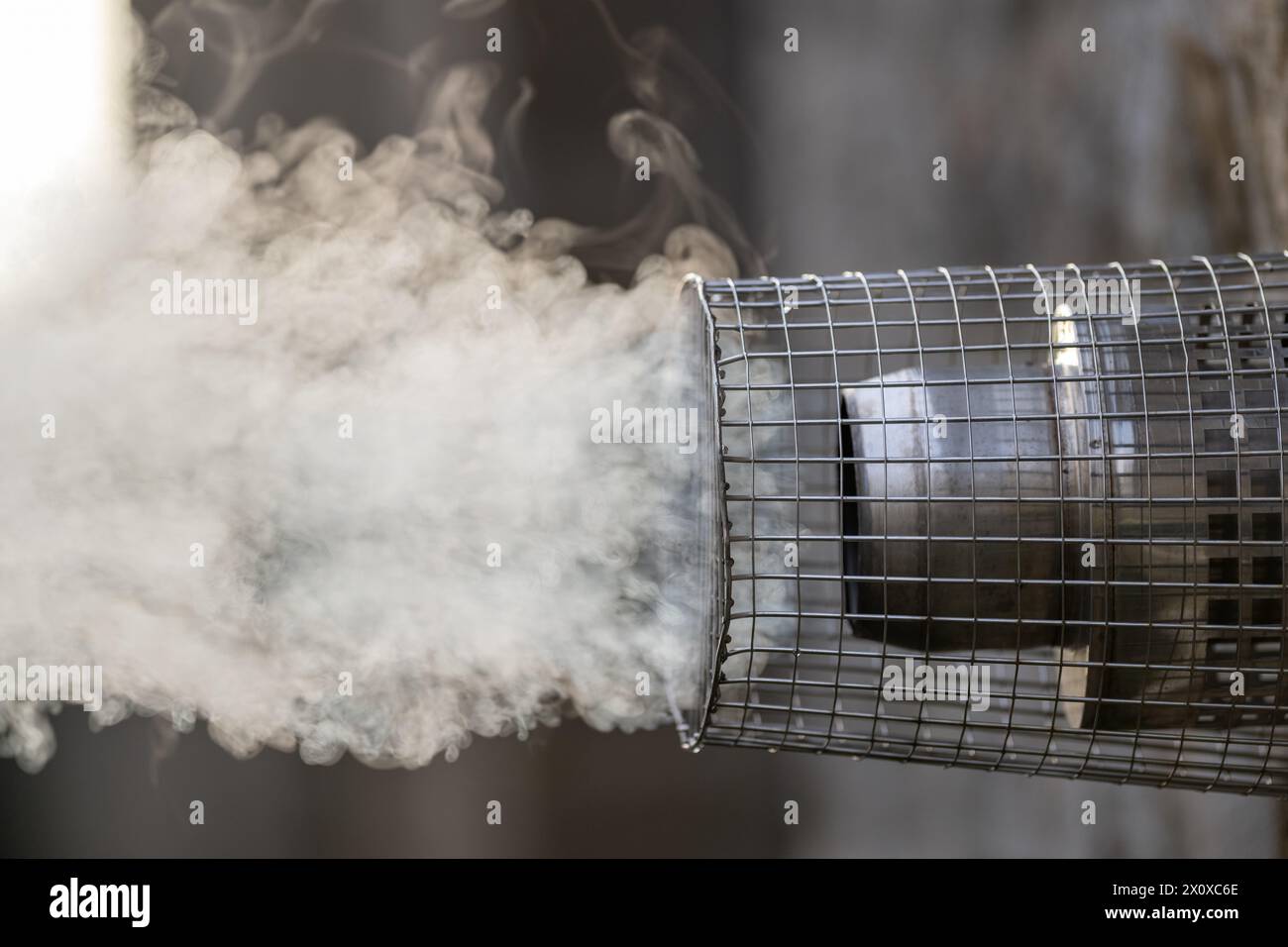 Emissionen aus einem ölgefeuerten Kessel, der zur Zentralheizung in einem ländlichen Haus verwendet wird. North Yorkshire, Großbritannien. Stockfoto