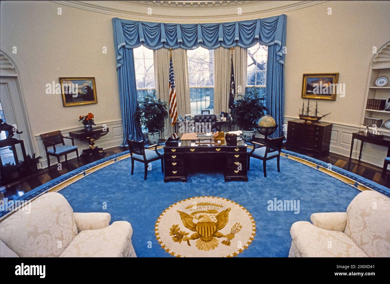 Umgestaltung des Oval Office des Weißen Hauses in Washington, D.C. während der Amtszeit von US-Präsident George HW Bush am 22. Januar 1990.Credit: Susan Biddle / The White House via CNP/SIPA USA Stockfoto