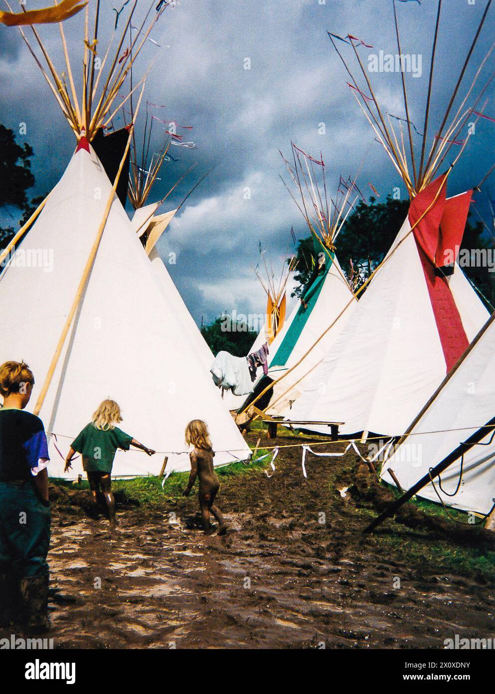 Muddy Glastonbury Festival 1997 Festival Kinder spielen im Schlamm auf dem Tipi-Feld, Worthy Farm. Stockfoto