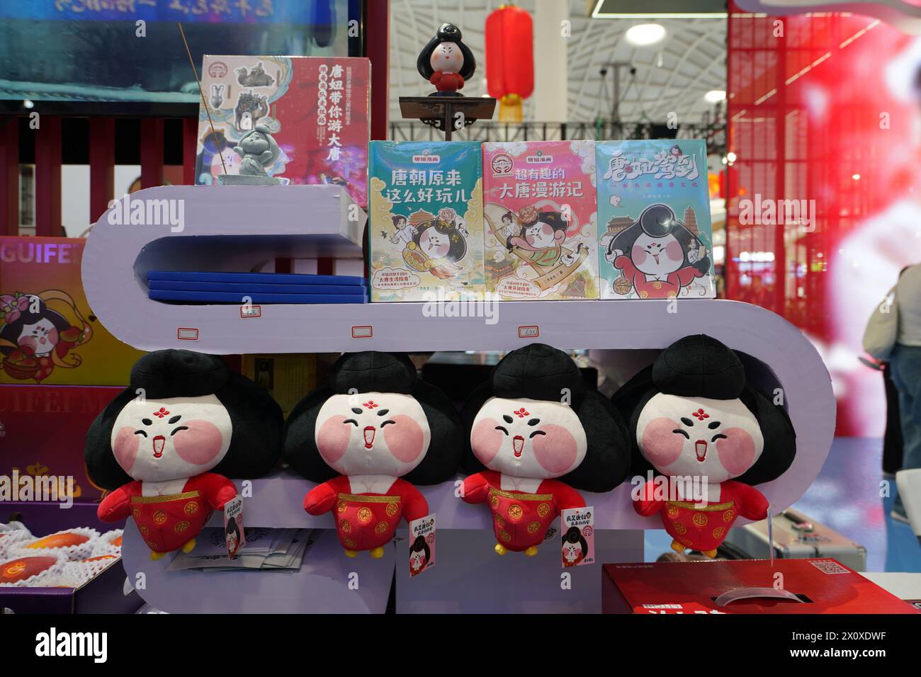 (240414) -- HAIKOU, 14. April 2024 (Xinhua) -- Puppen stammen von einer weiblichen Figur der Tang-Dynastie (618–907), werden auf der vierten China International Consumer Products Expo (CICPE) in Haikou, der Hauptstadt der südchinesischen Provinz Hainan, am 14. April 2024 ausgestellt. Zahlreiche einheimische Marken haben auf der expo viele Besucher angezogen. (Xinhua/Li Mengjiao) Stockfoto
