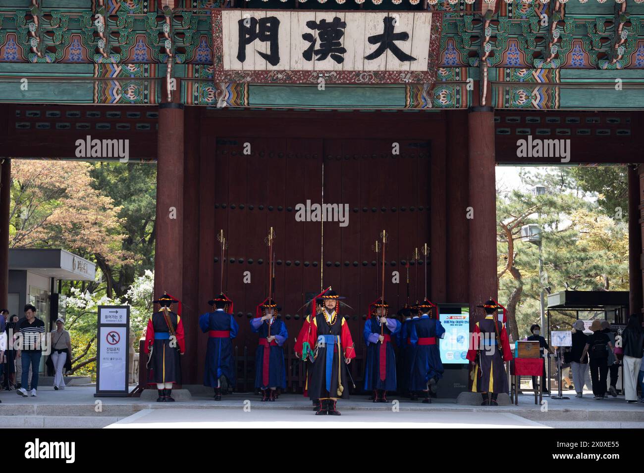 (240414) -- SEOUL, 14. April 2024 (Xinhua) -- Wachen in traditionellen Uniformen nehmen am 14. April 2024 an der königlichen Wachwechsel-Zeremonie im Deoksugung Palace in Seoul, Südkorea, Teil. Die Wechselzeremonie der Königlichen Garde ist ein beliebtes Spektakel für Touristen, die Seoul besuchen. (Foto: Jun Hyosang/Xinhua) Stockfoto