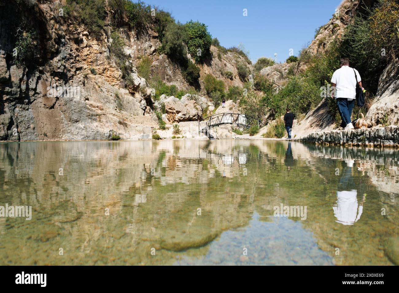 Natürliche Becken in der Gemeinde Bolbaite mit Reflexionen im Wasser, Spanien Stockfoto