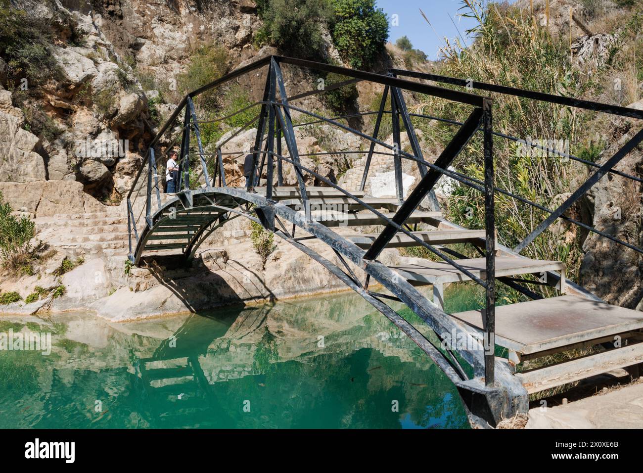 Natürliche Becken in der Gemeinde Bolbaite mit Reflexionen im Wasser, Spanien Stockfoto