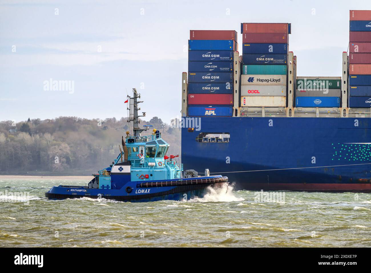 Lomax ist ein Azimuth Stern Drive (ASD) Schlepper, der von Svitzer Schlepper betrieben wird. Sie befindet sich in der Fawley Oil Refinery in Southampton Water. Stockfoto