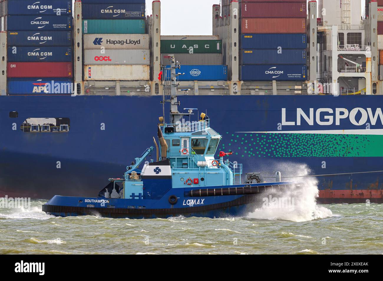Lomax ist ein Azimuth Stern Drive (ASD) Schlepper, der von Svitzer Schlepper betrieben wird. Sie befindet sich in der Fawley Oil Refinery in Southampton Water. Stockfoto