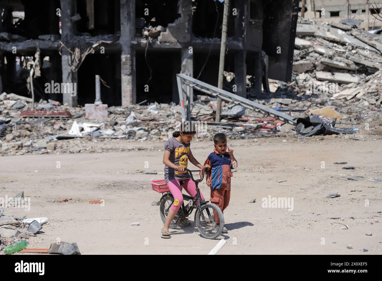 (240414) -- GAZA, 14. April 2024 (Xinhua) -- Kinder spielen in der Nähe von Trümmern in Gaza City, 13. April 2024. Die Islamische Widerstandsbewegung (Hamas) gab am Samstag bekannt, dass sie auf die Vermittler in Ägypten und Katar wegen des geplanten Waffenstillstands im Gazastreifen reagiert und ihre Forderungen bekräftigt hat. (Foto: Mohammed Ali/Xinhua) Stockfoto