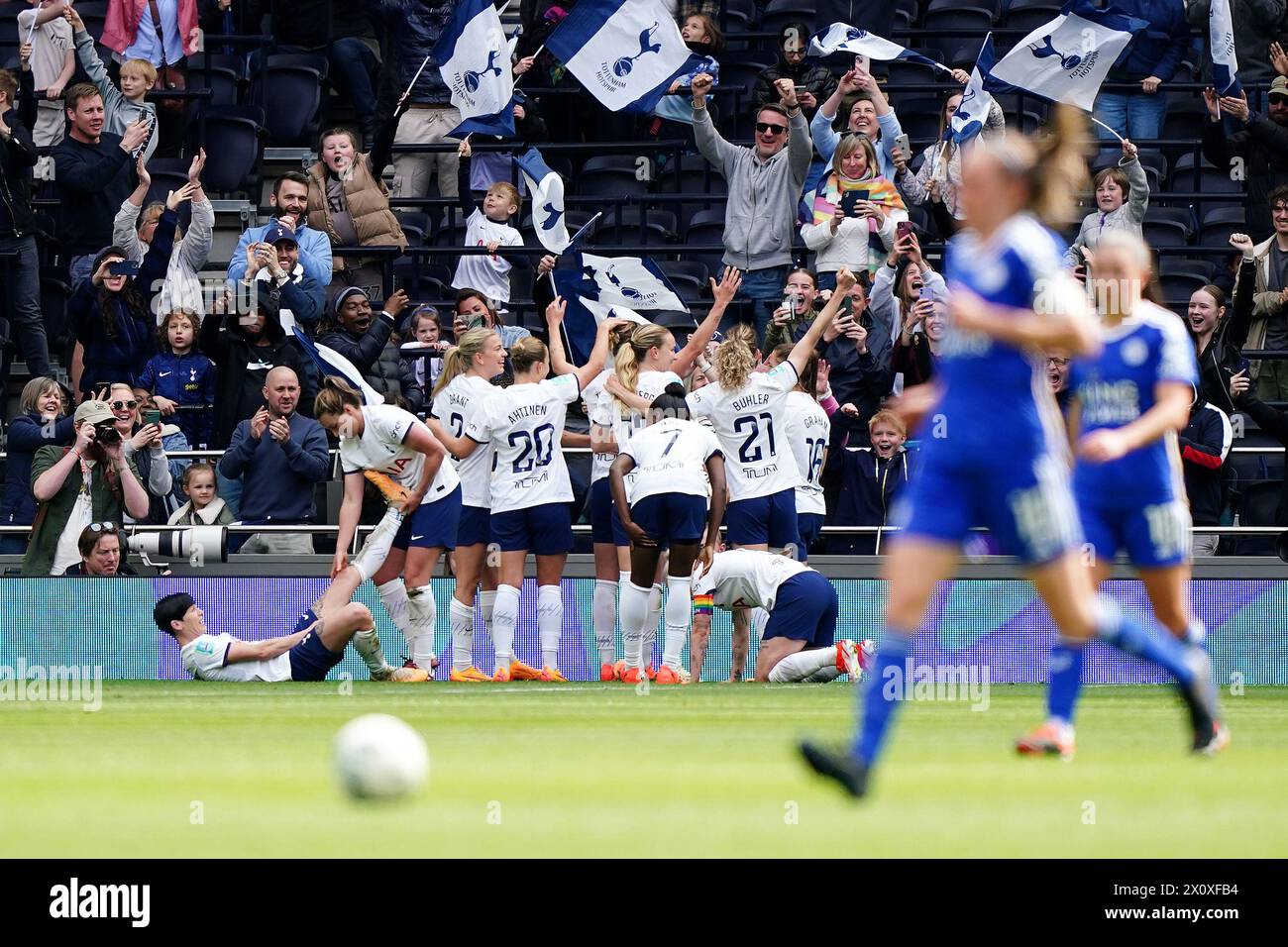 Martha Thomas (Hidden) von Tottenham Hotspur feiert mit ihren Teamkollegen, nachdem sie im Halbfinalspiel des Adobe Women's FA Cup im Tottenham Hotspur Stadium, London, das zweite Tor des Spiels erzielt haben. Bilddatum: Sonntag, 14. April 2024. Stockfoto