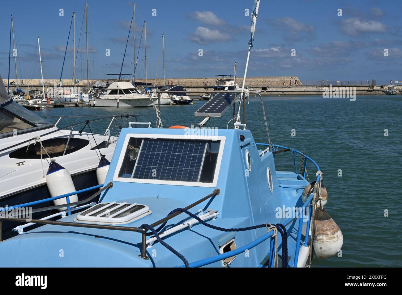 Private Yacht mit weißem Rumpf und blauer Kabine im Hafen von Heraklion auf der griechischen Insel Kreta. Stockfoto